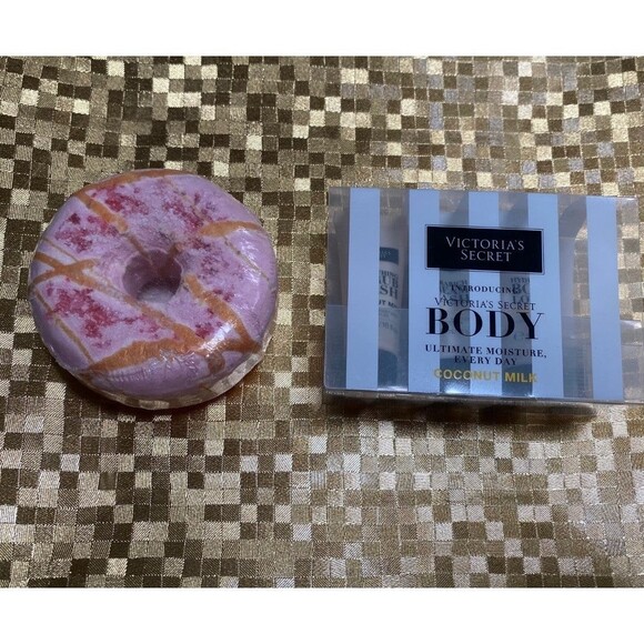Victoria’s Secret bundle bath bomb donut ,travel set and a pack of 6 hair ties - Picture 3 of 8